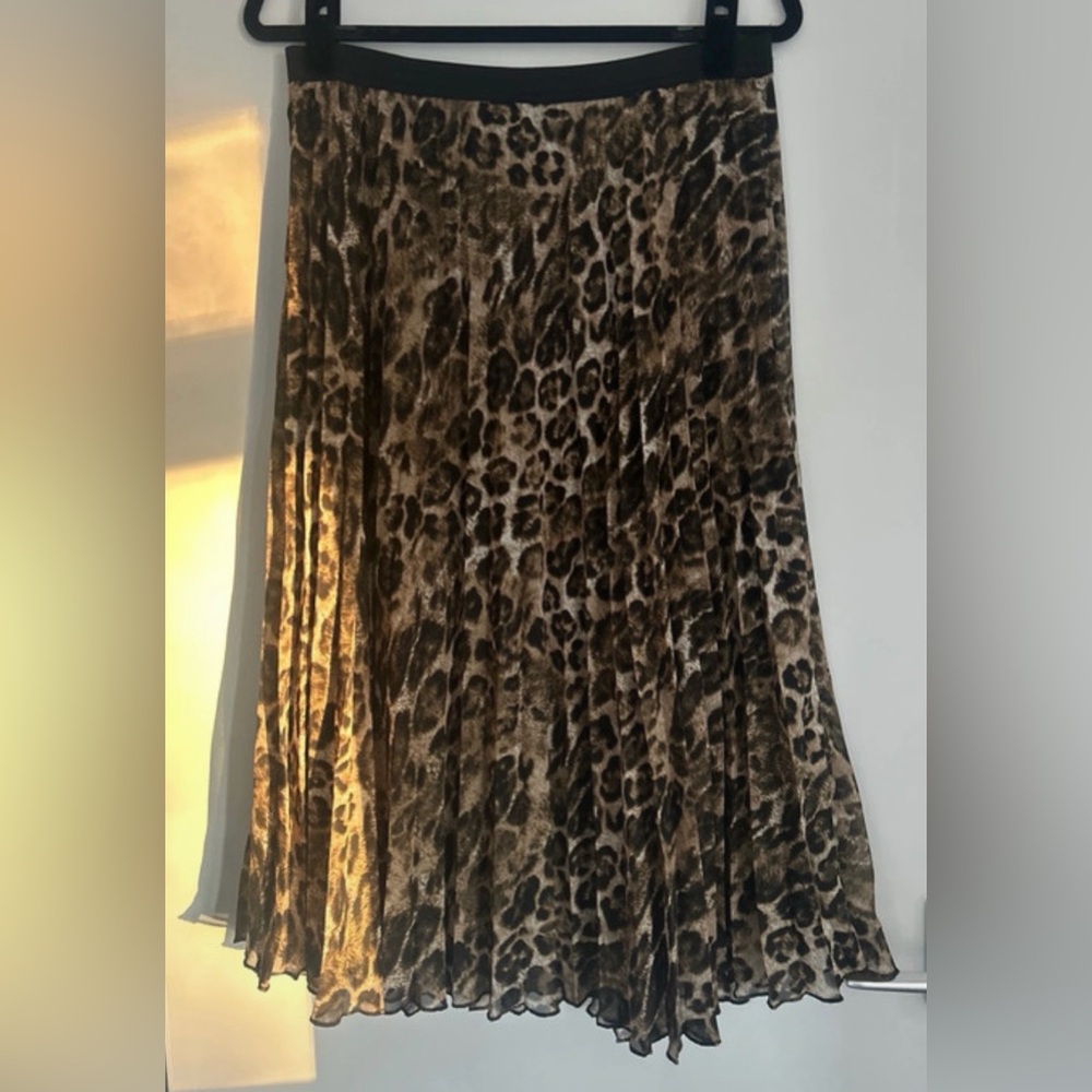 Leopard print pleated skirt